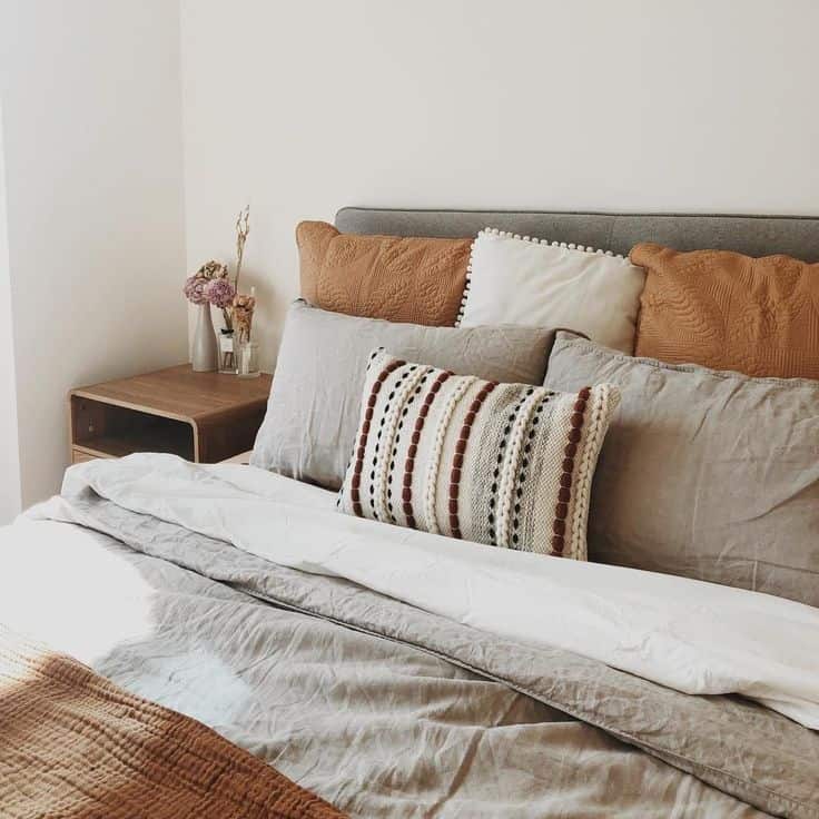 Queen Bed Pillow Arrangement Ideas; How to Do It Right? eDecorTrends