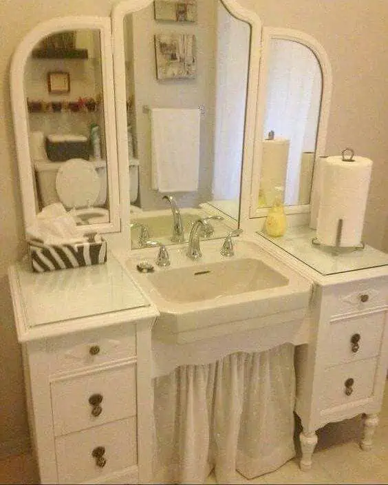 vintage Cottage-look Bathroom vanity